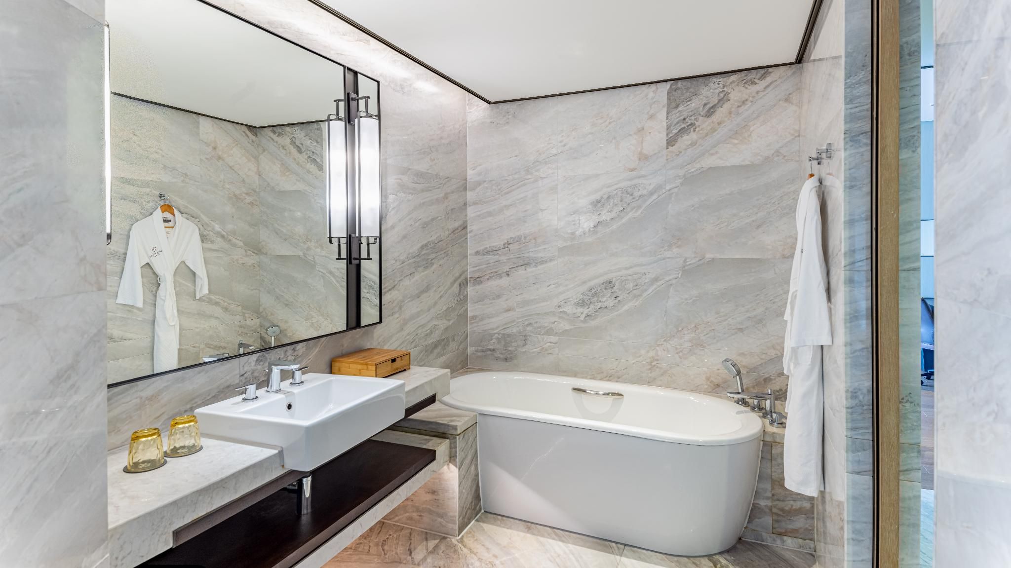 Club level, Suite, 1 King, Corner room