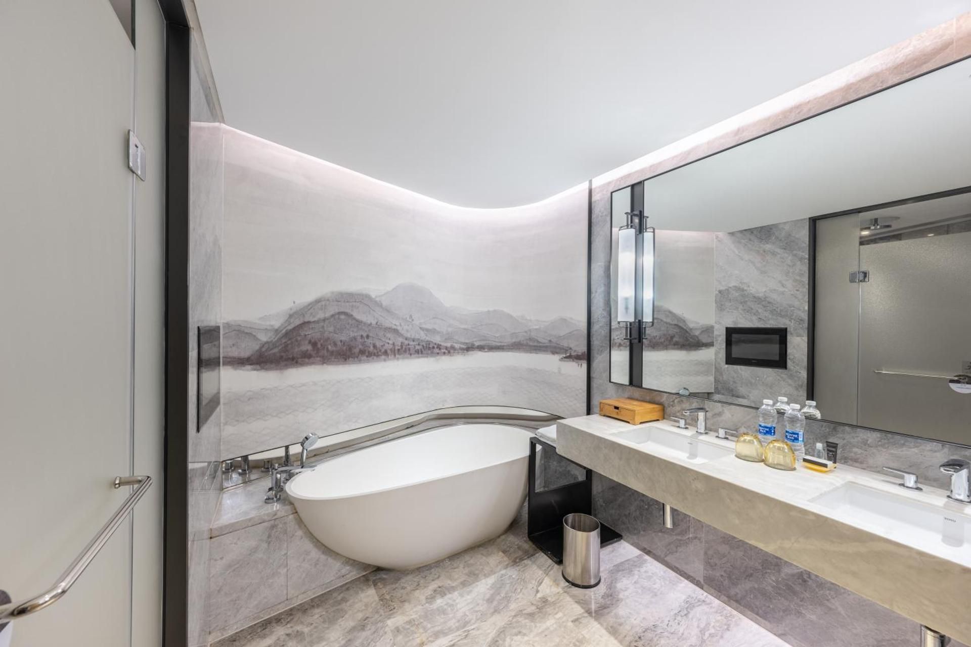 club level, larger suite, 1 king, river view