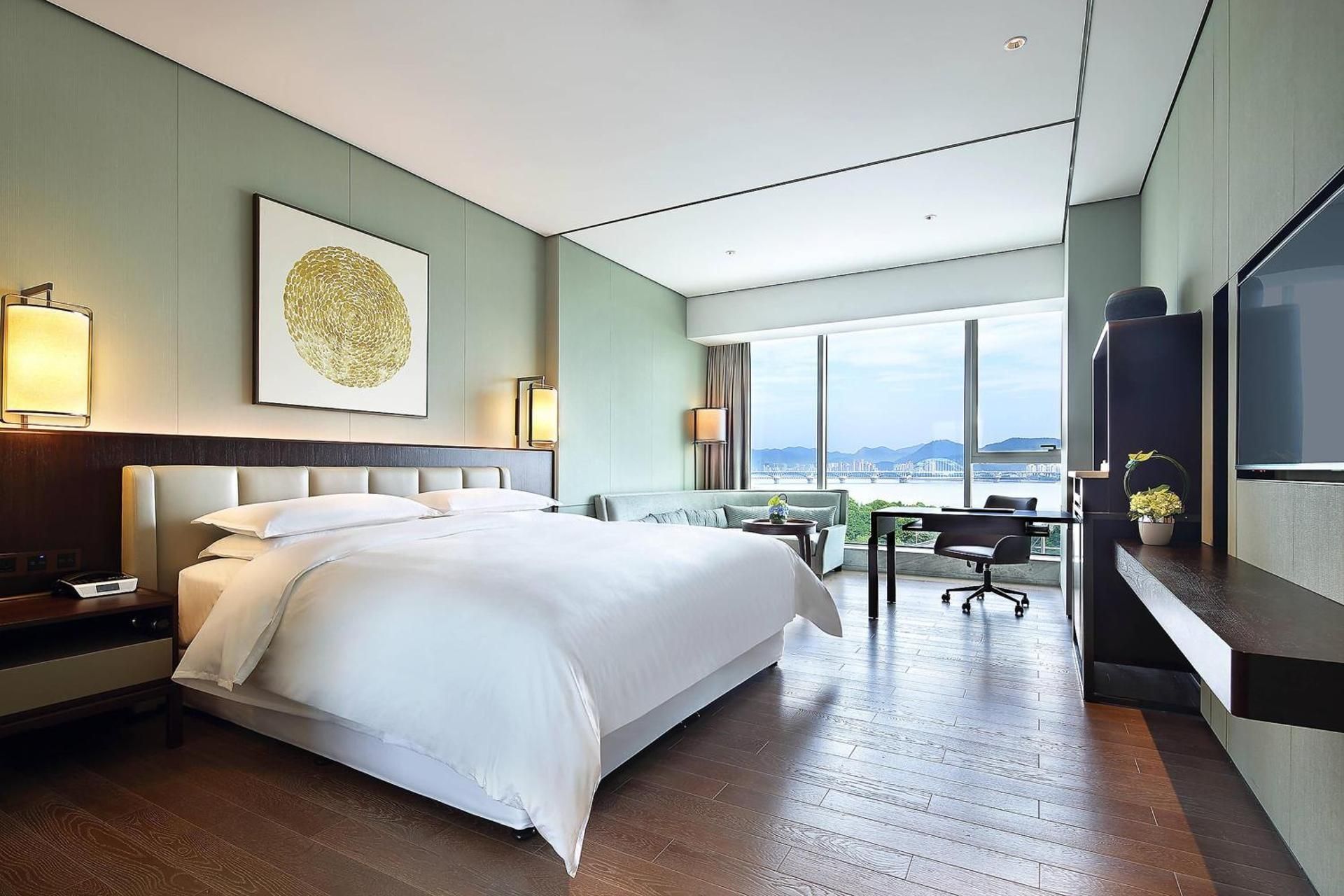Club King Room