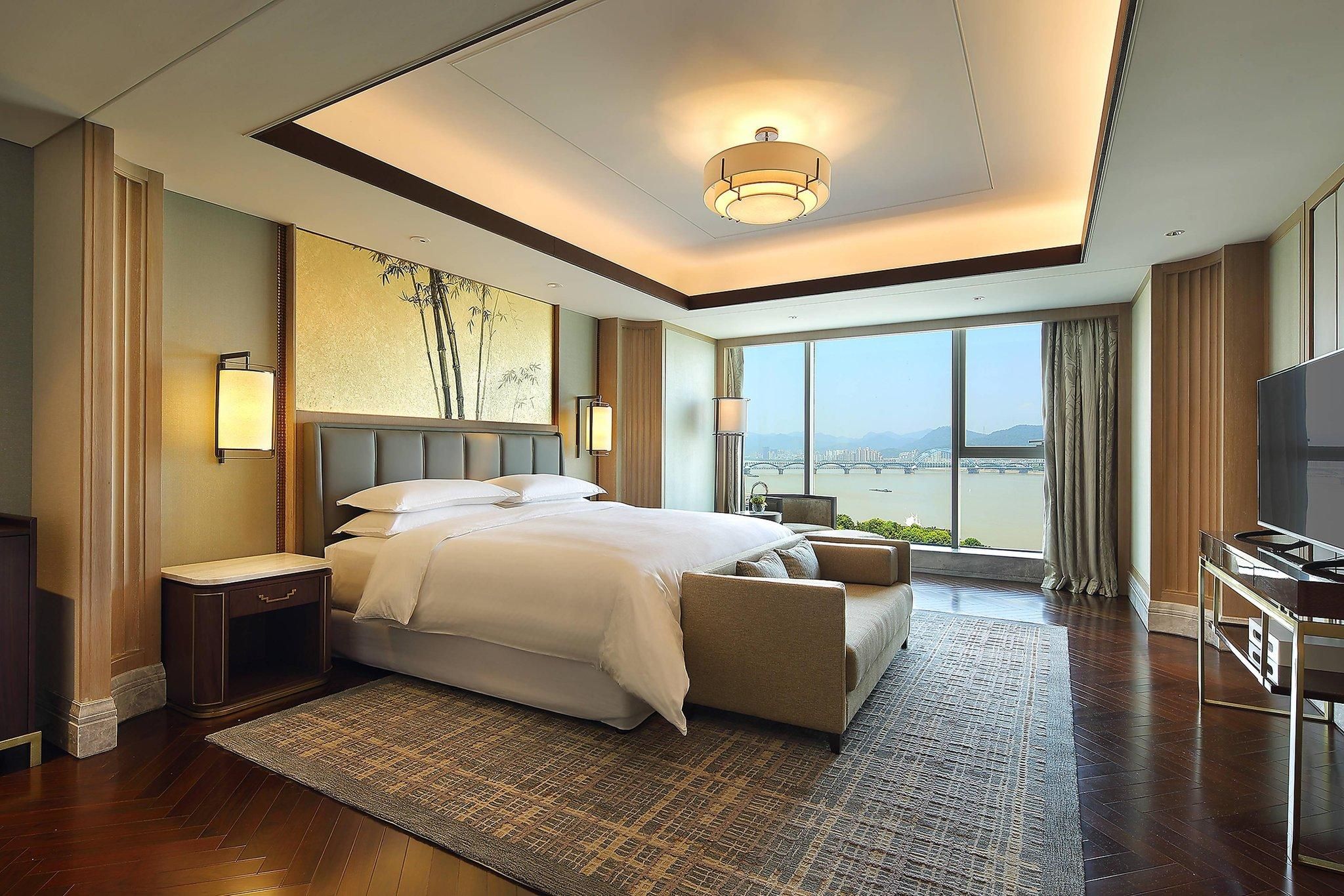 club level, 3 bedroom presidential suite, river view, corner room