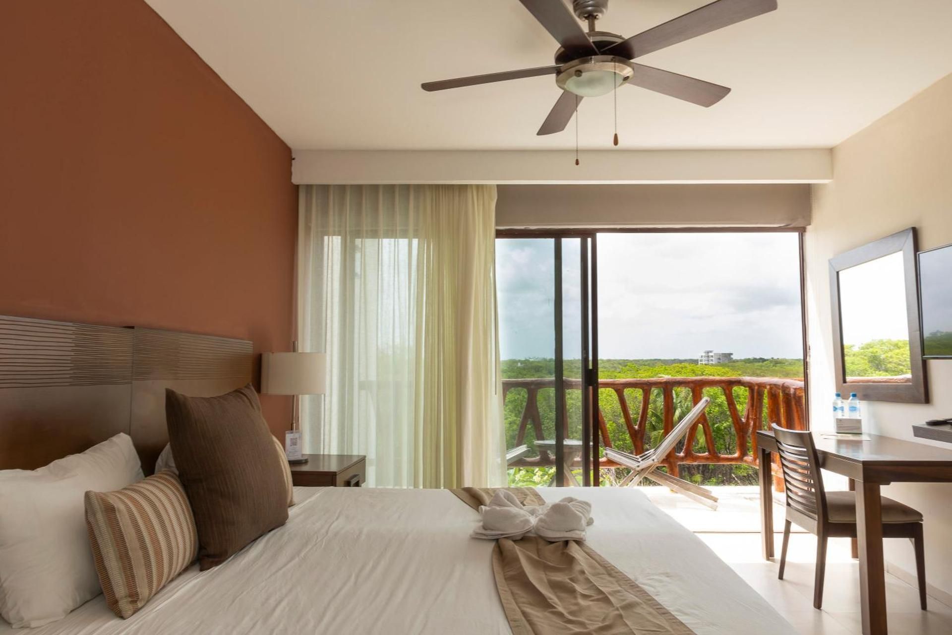 Sunset View With Queen Bed