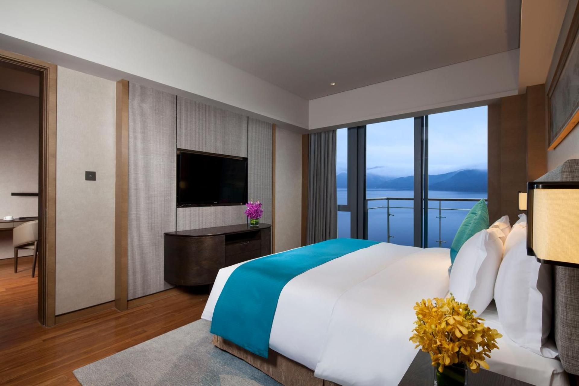 One-Bedroom King Suite with Lake View