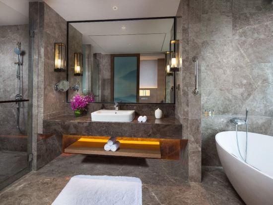 1 King Premium Lake View Balcony