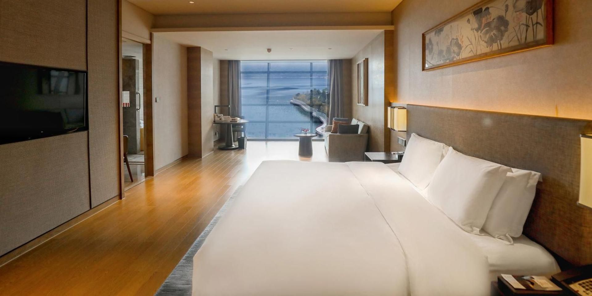 1 King Premium Lake View Balcony