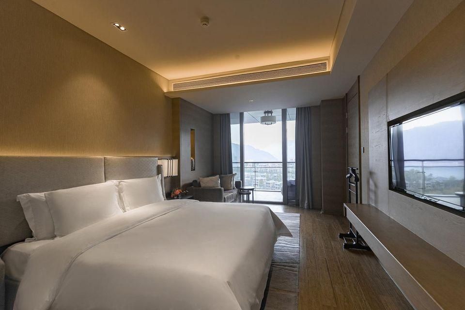 1 King Premium Lake View Balcony