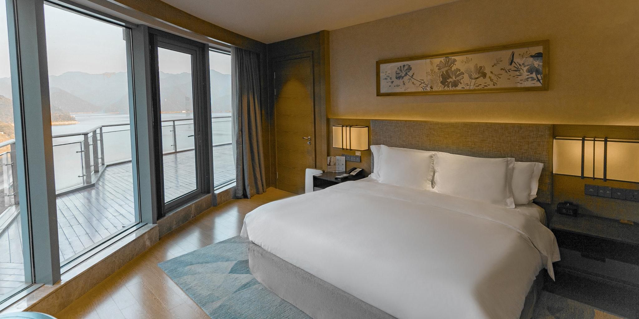 1 Bedroom Captain Suite Lake View