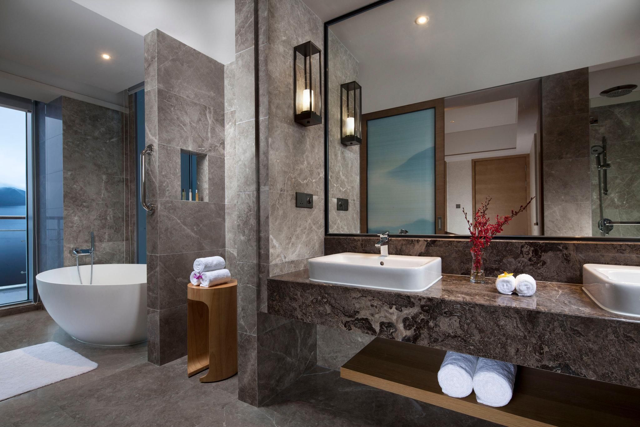 1 Bedroom Premier Club Suite Lake View