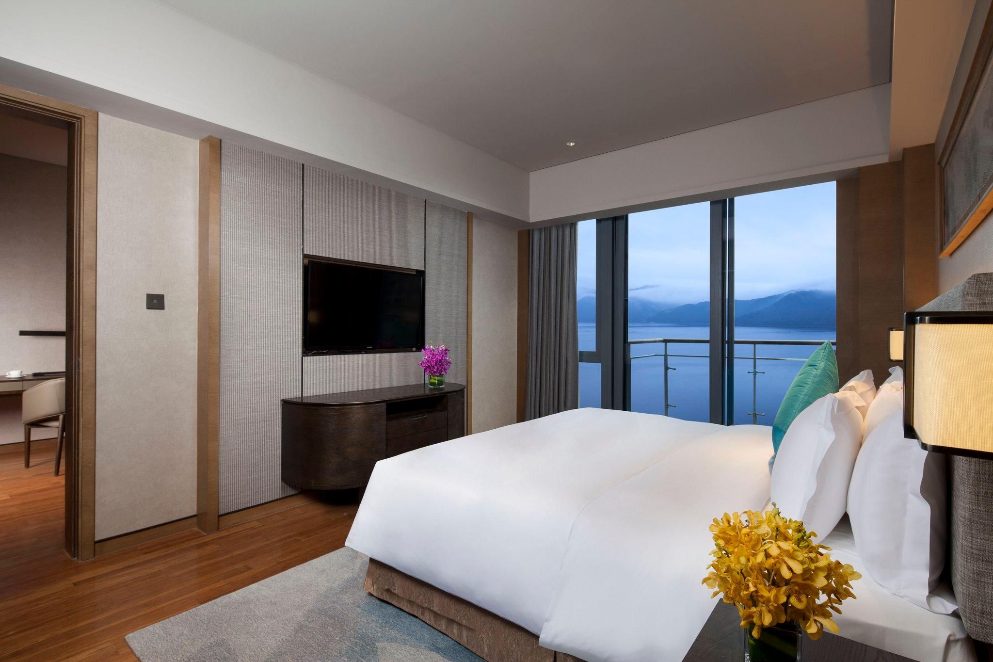 1 Bedroom Captain Suite Lake View
