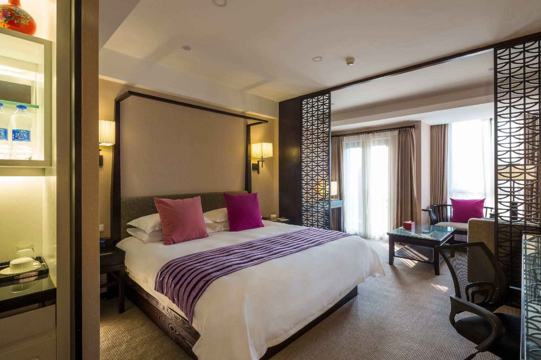 Four Seasons Room with 1 King Bed