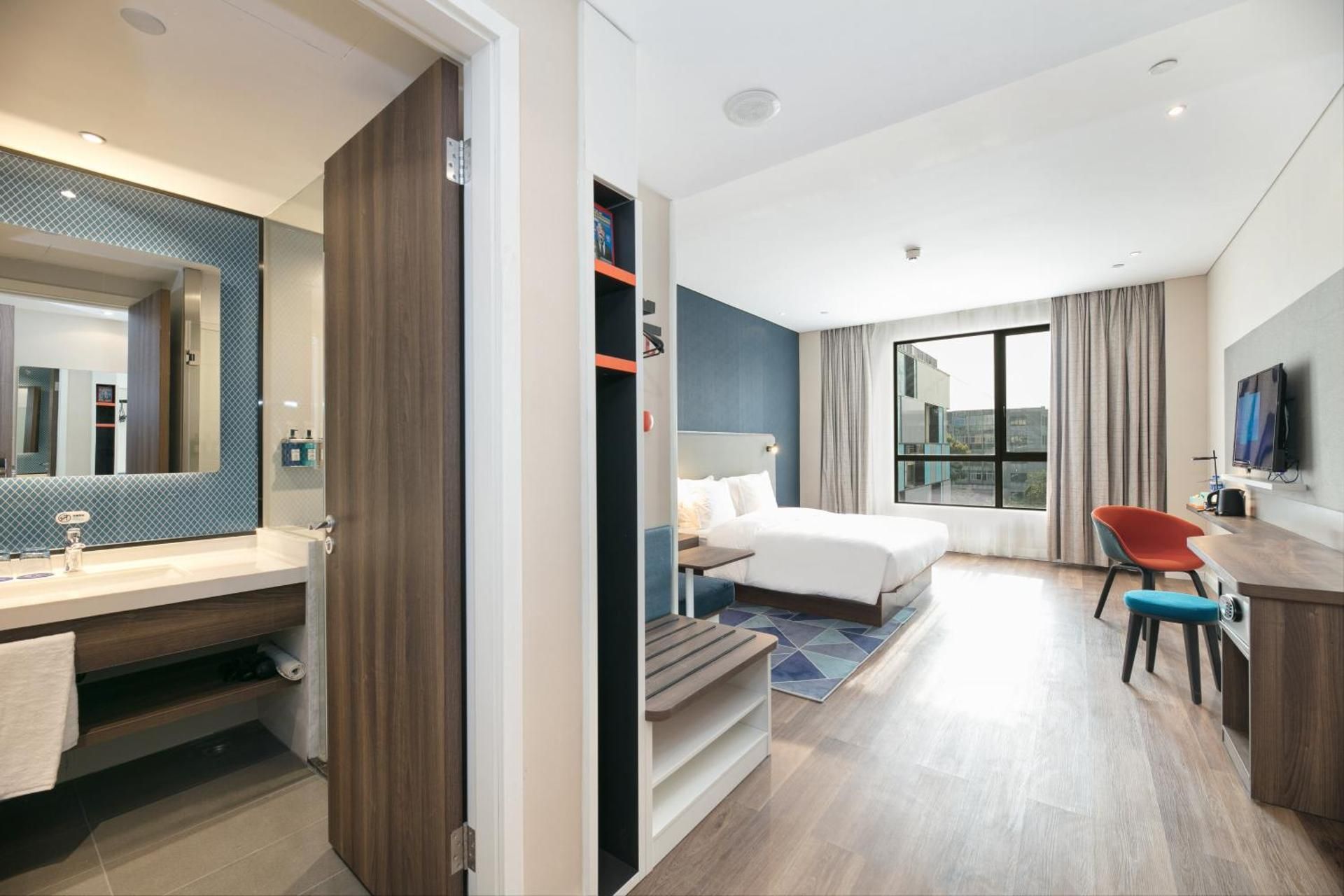 1 King Standard Extra Floor Space