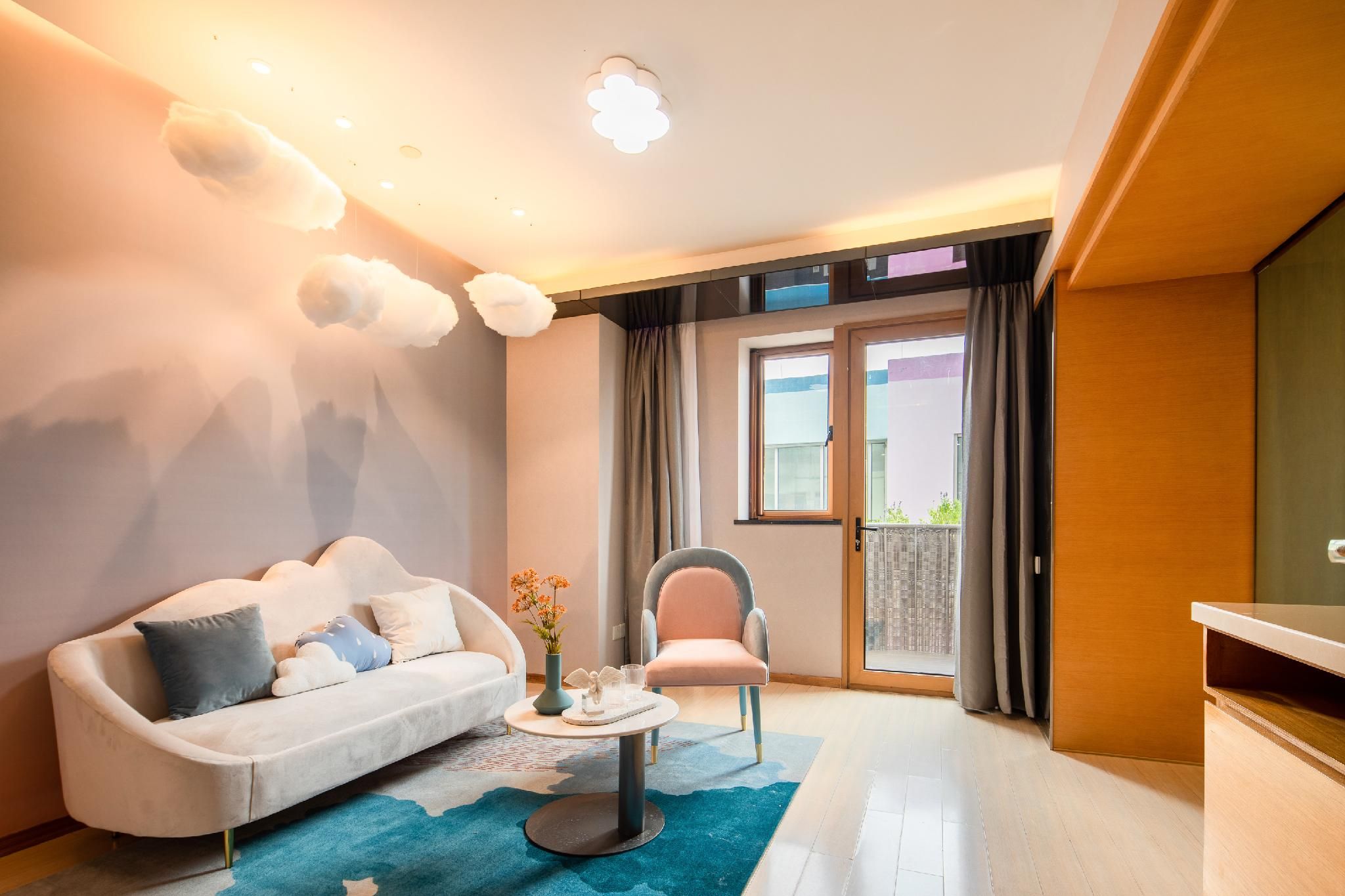 Rezen - Guest Room, Light Luxury Sports Style