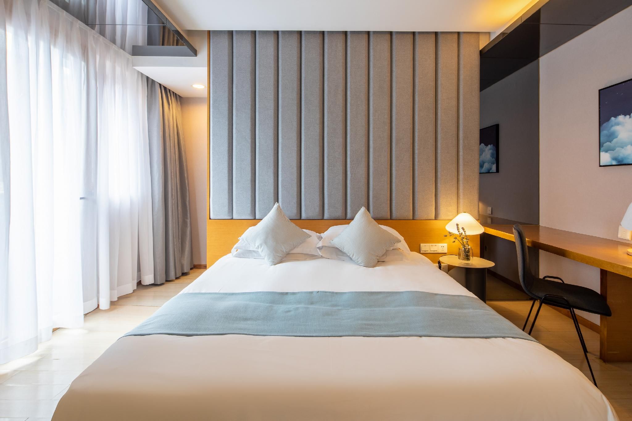 Rezen - Guest Room, Light Luxury Sports Style