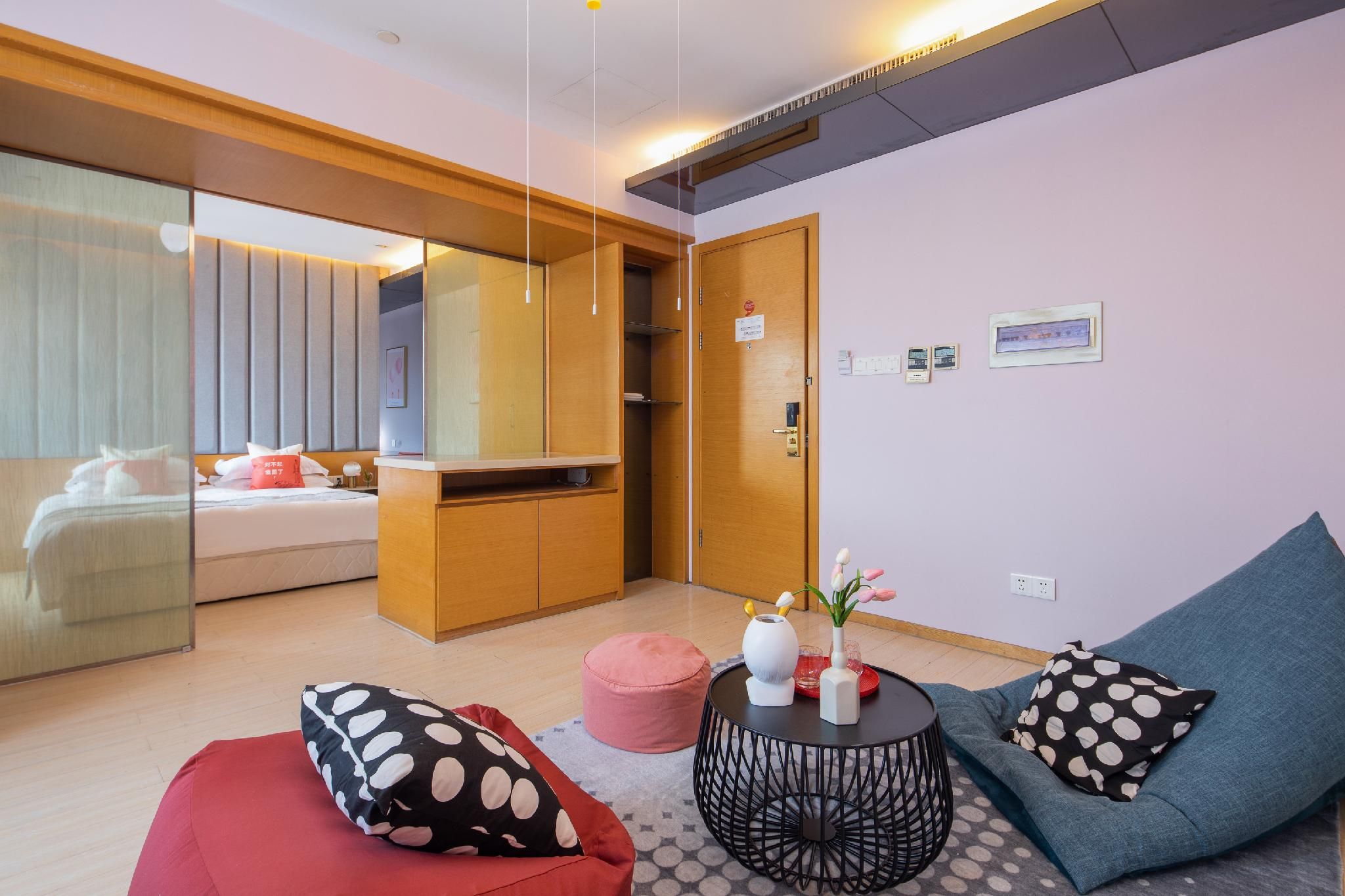 Rezen - Guest Room, Light Luxury Sports Style