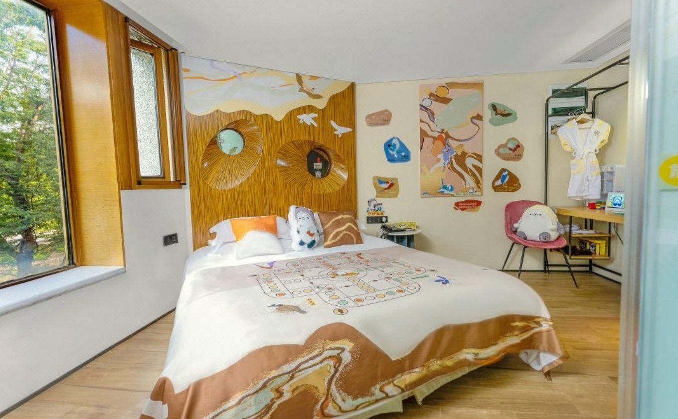 Rezen - BU Funny Guest Room