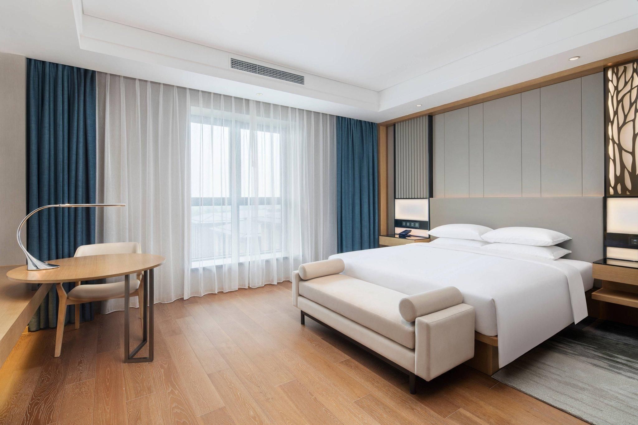 Executive lounge access, 1 Bedroom Suite, 1 King, City view