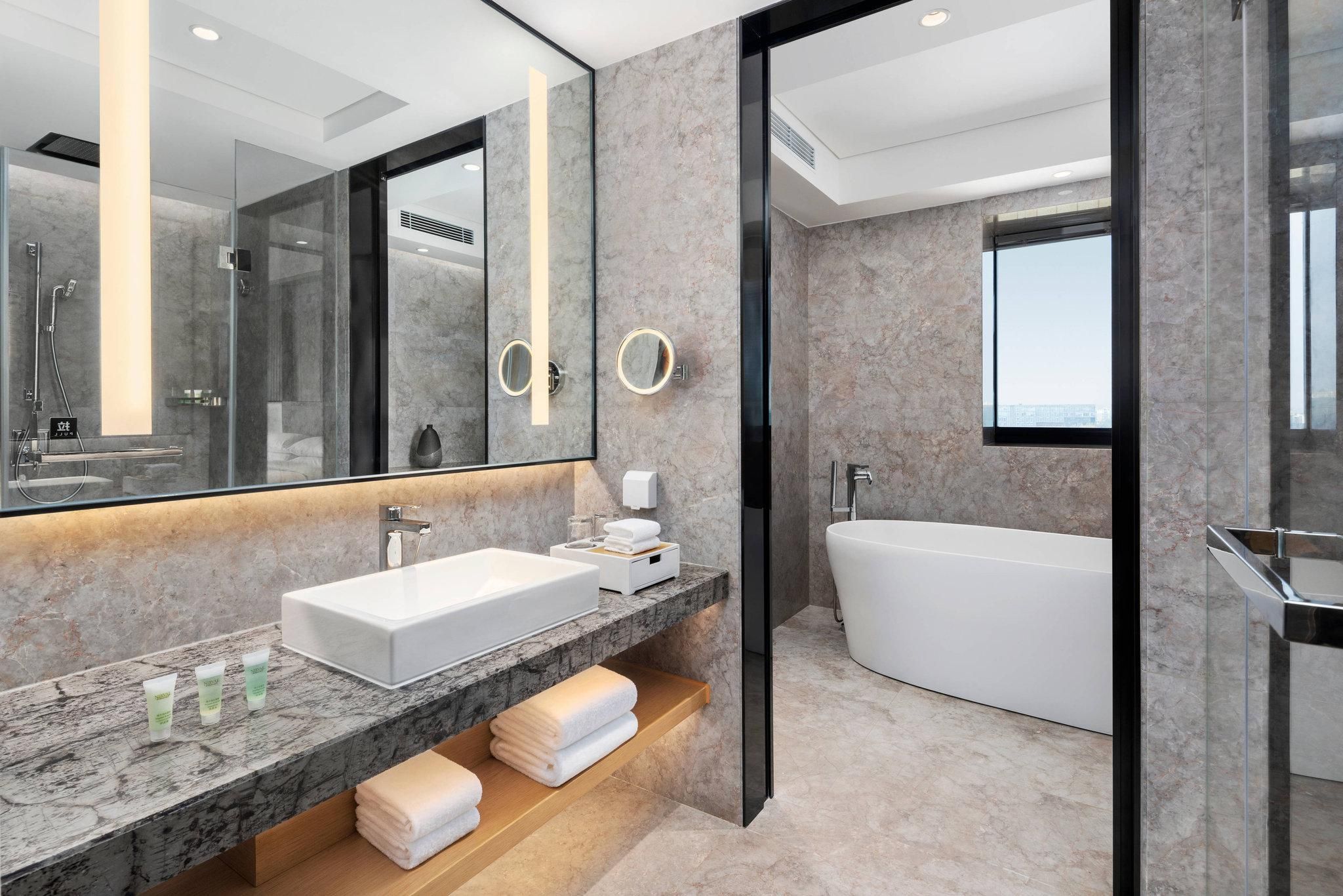 Executive lounge access, 1 Bedroom Suite, 1 King, City view