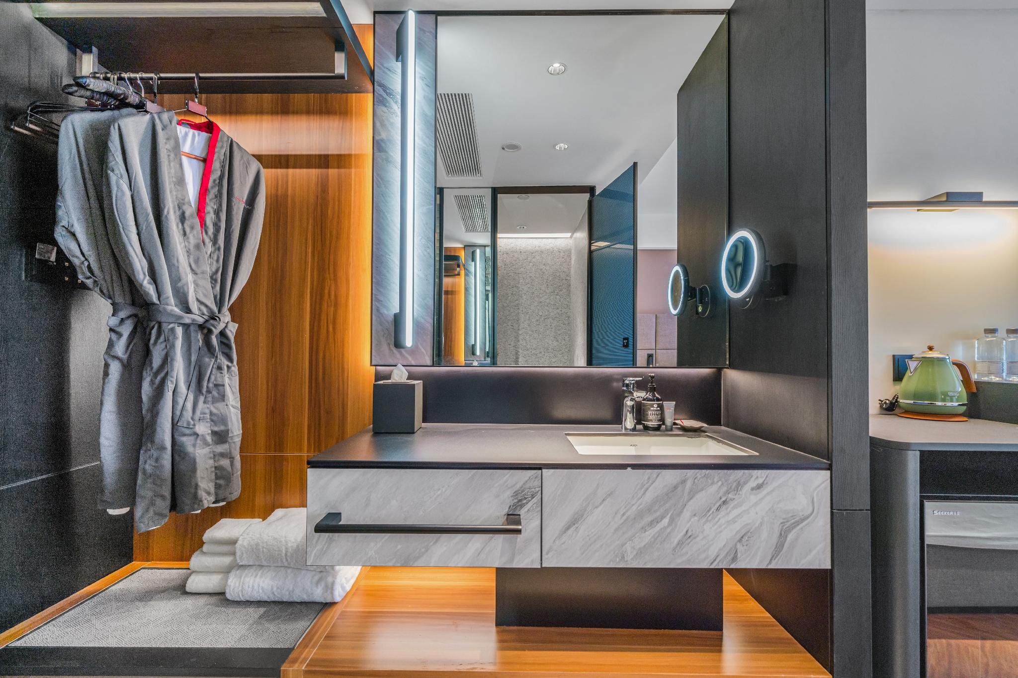 Huazhu - Deluxe Twin Room