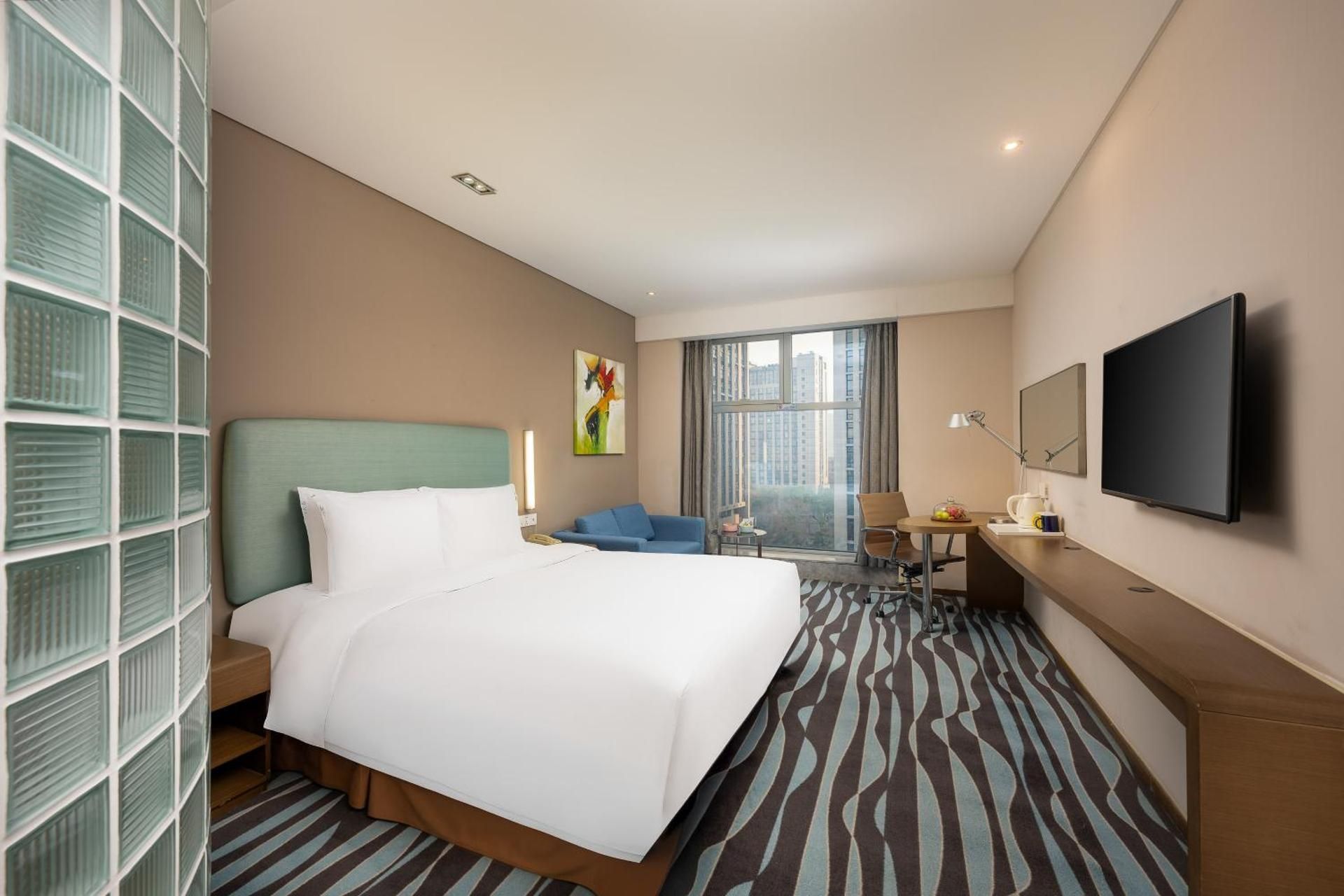 standard king room with extra floor space