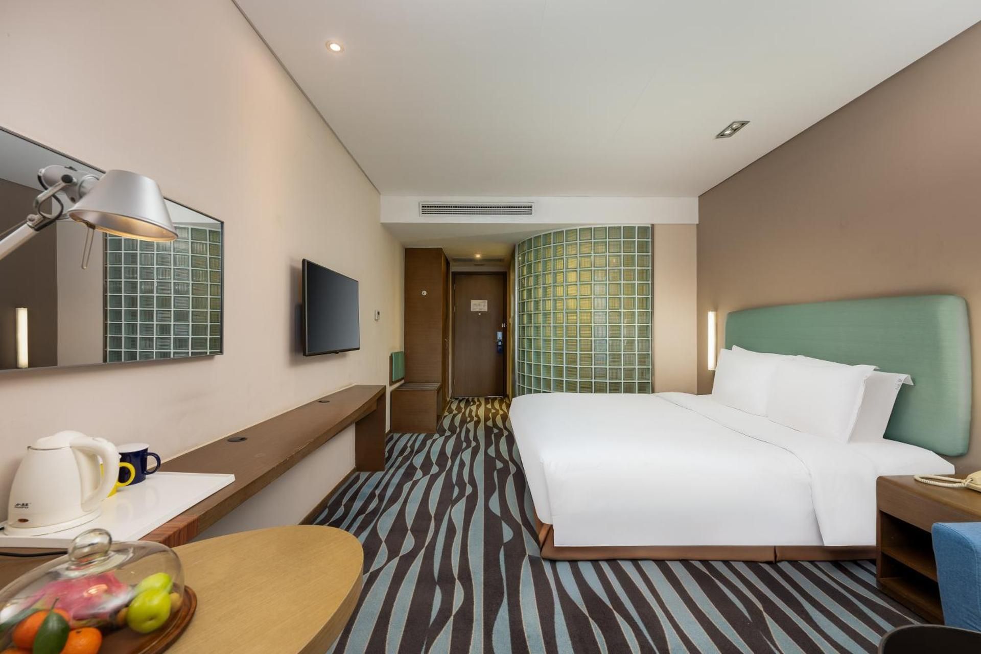 standard king room with extra floor space
