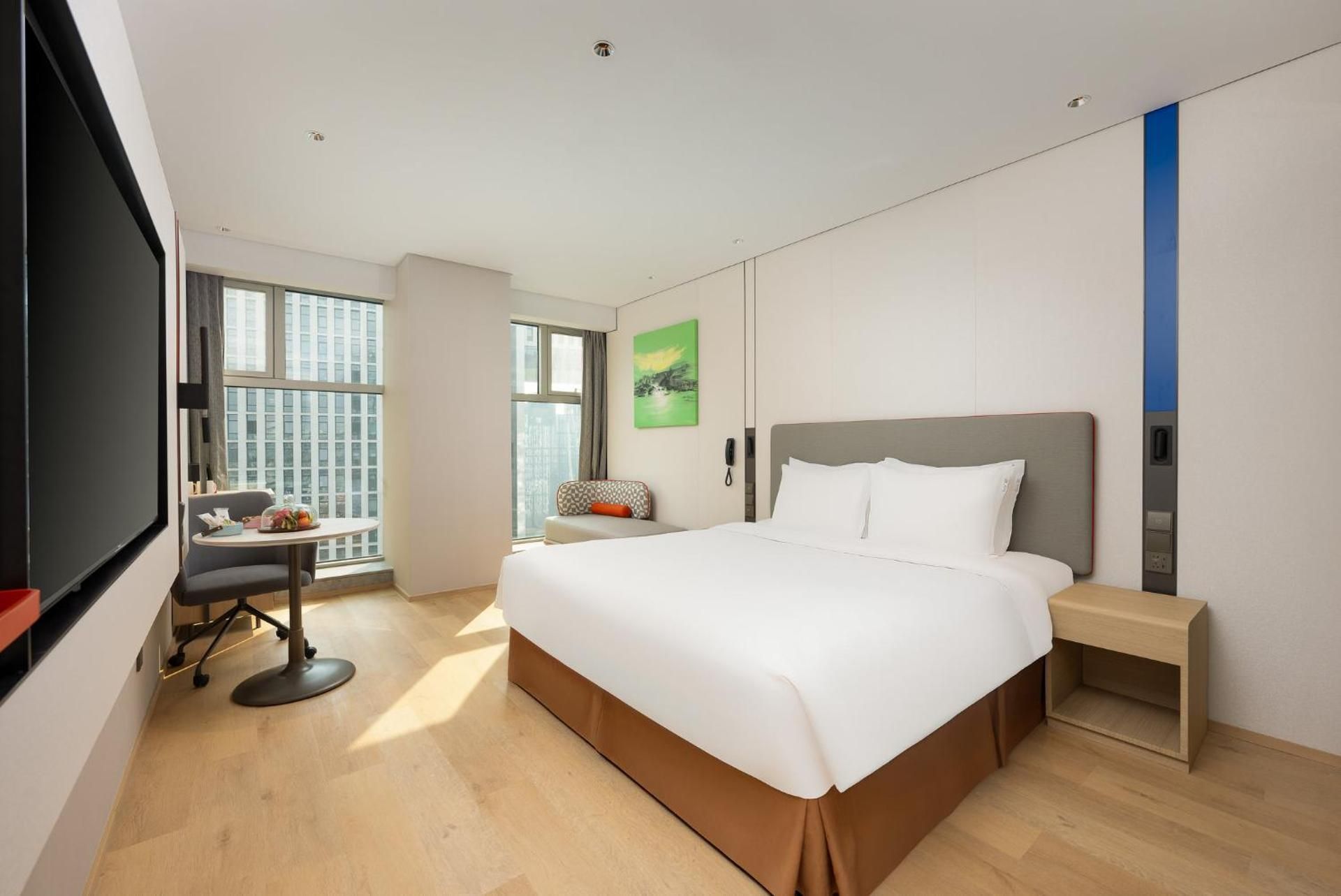 1 King Standard High Floor