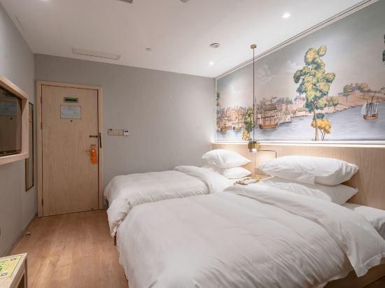 Twin Bed Room
