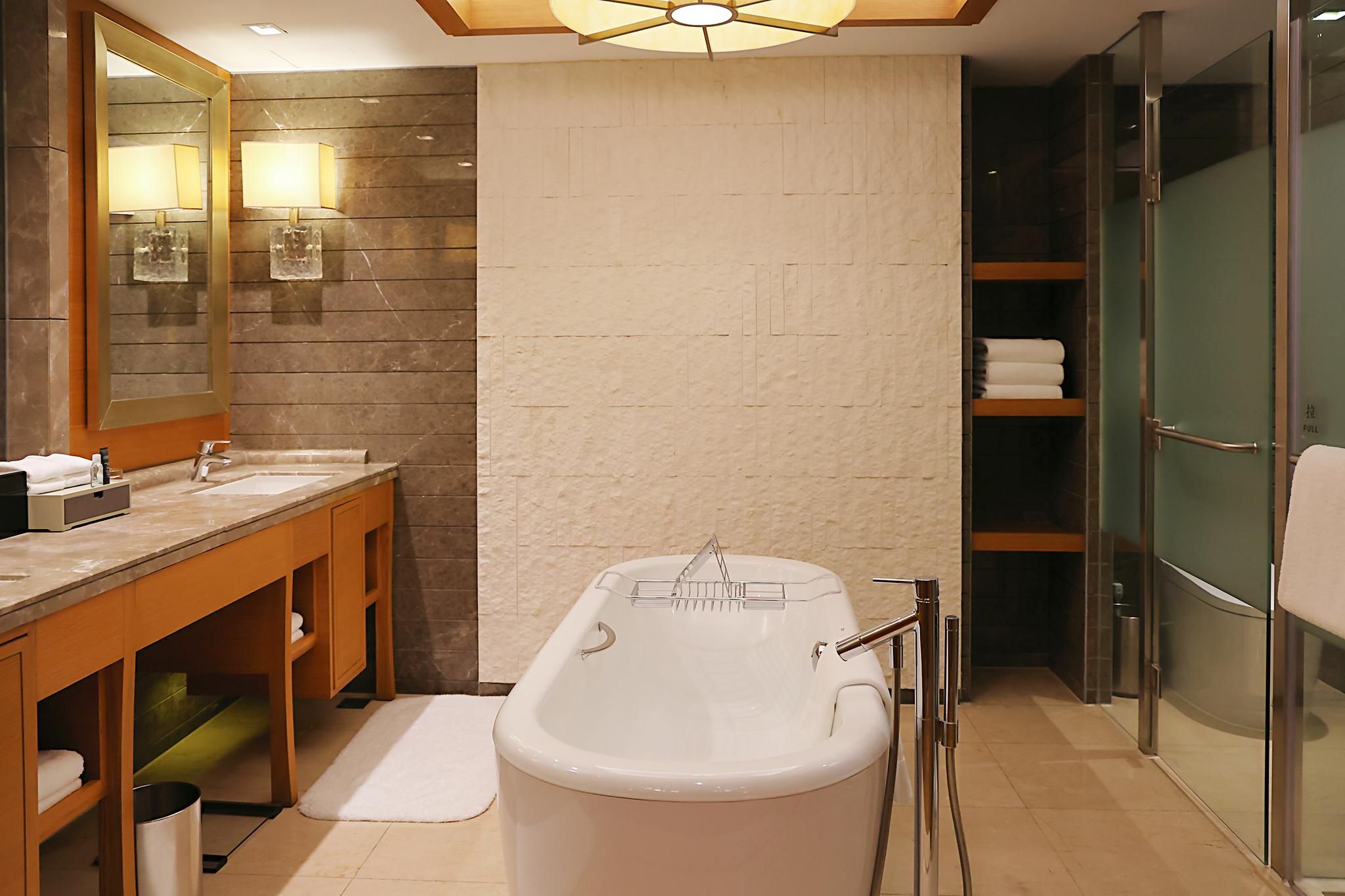 Glamping Suite, Club lounge access, Suite, 1 King, Garden view