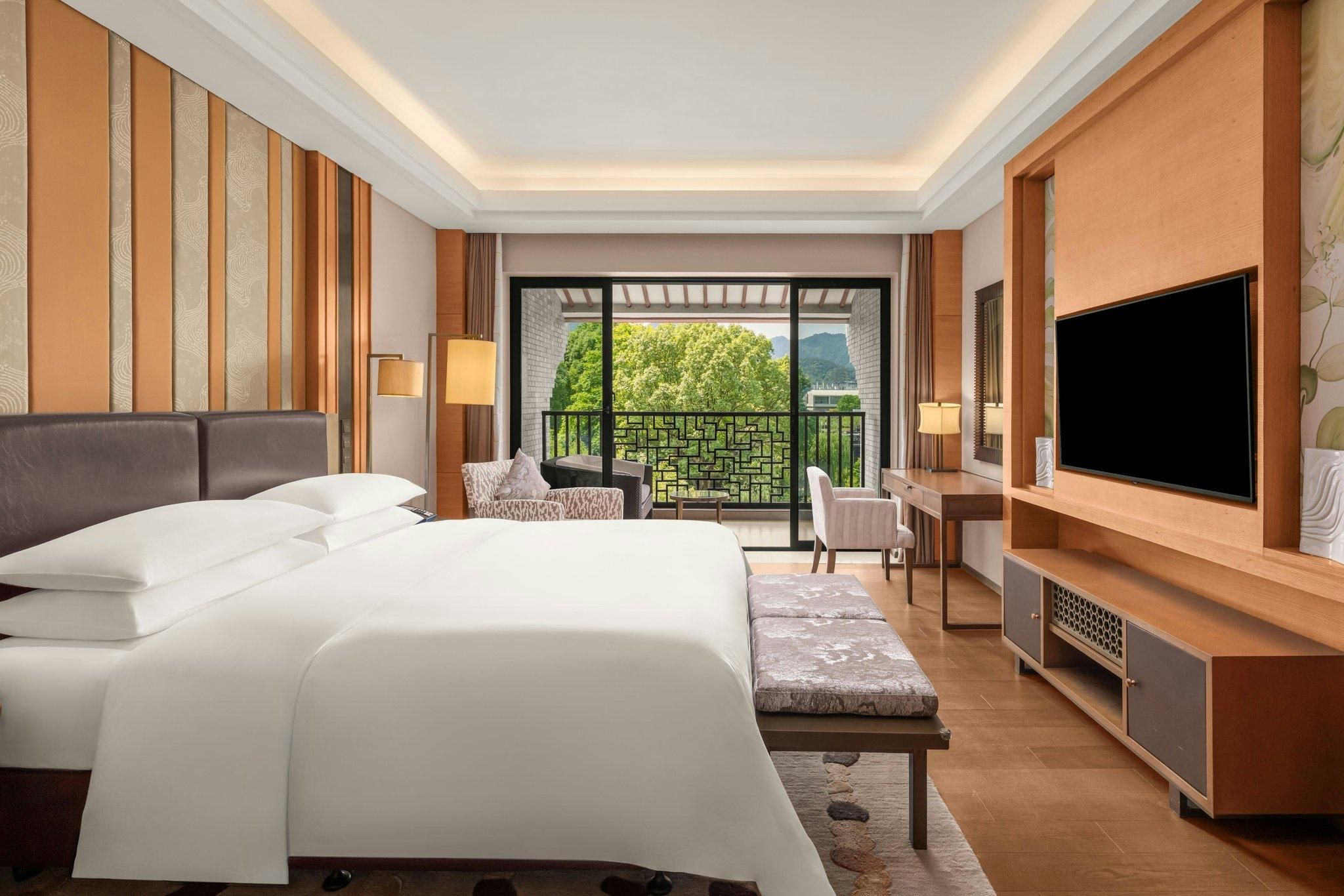 Hospitality Suite, Club lounge access, Suite, 1 King