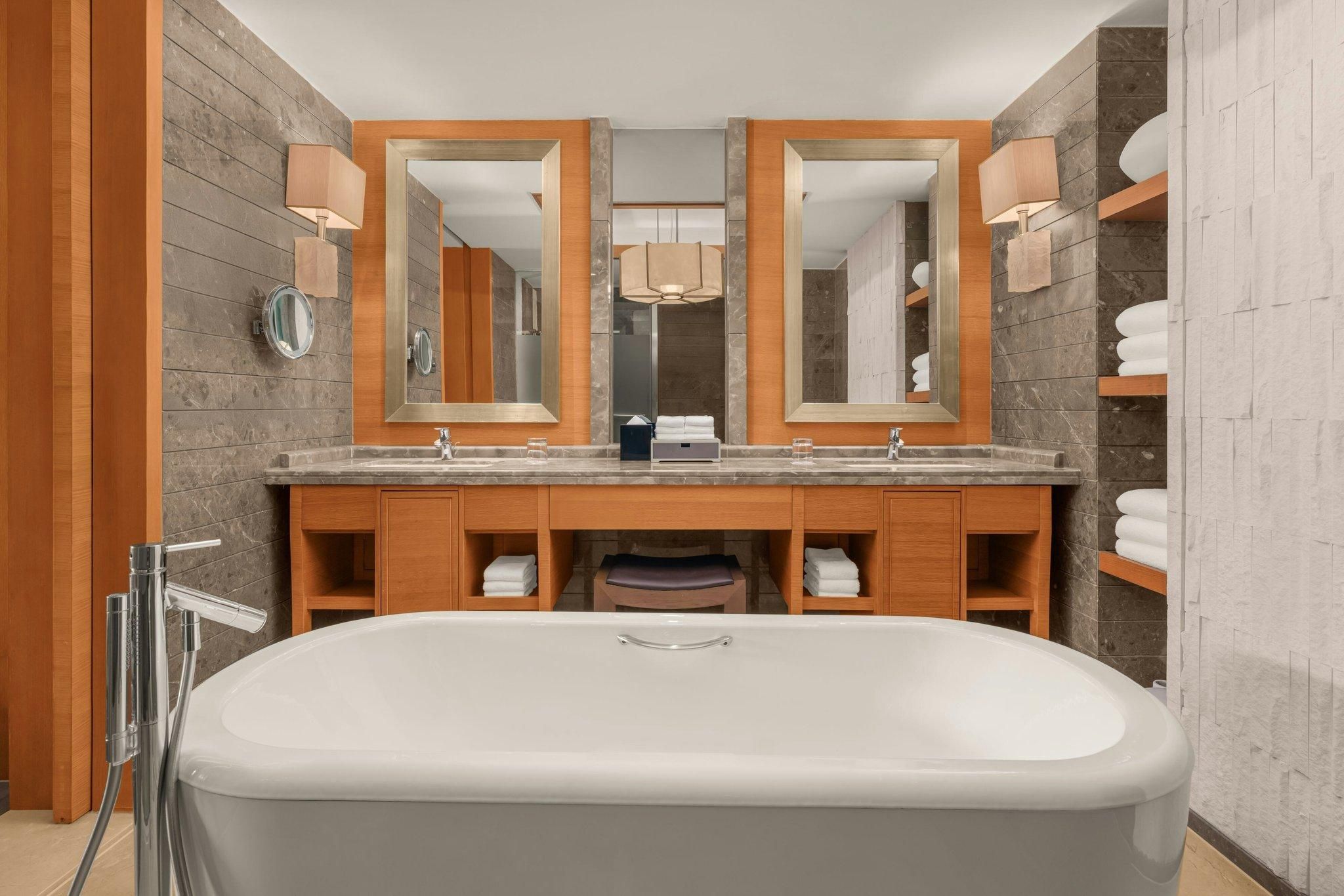 Hospitality Suite, Club lounge access, Suite, 1 King
