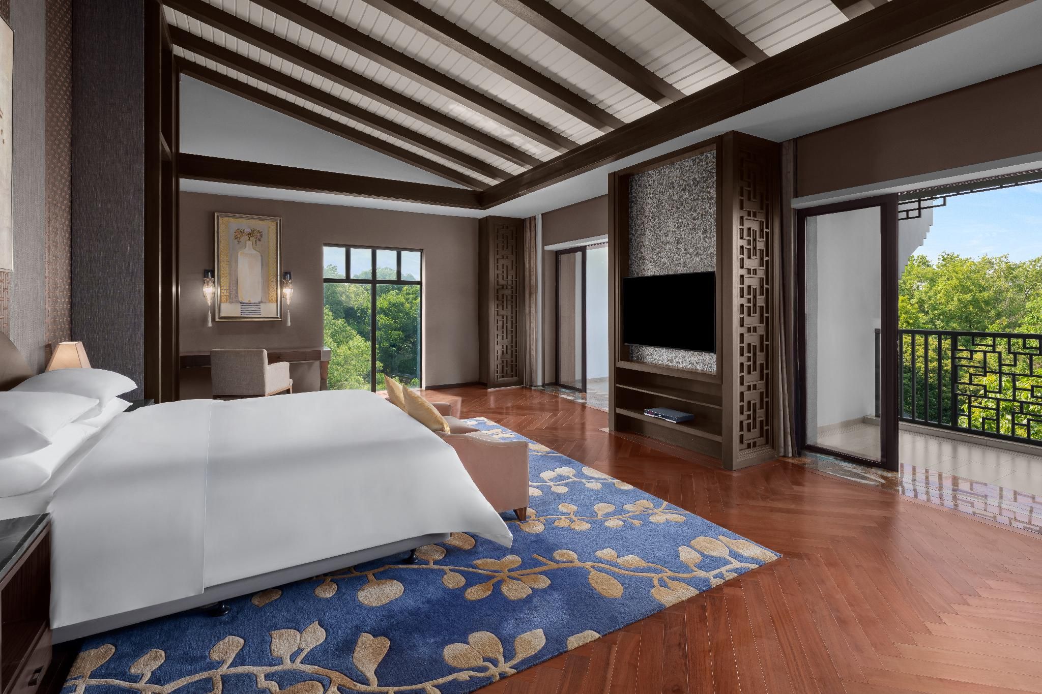 presidential suite, club lounge access, presidential suite, 1 king, garden view, balcony