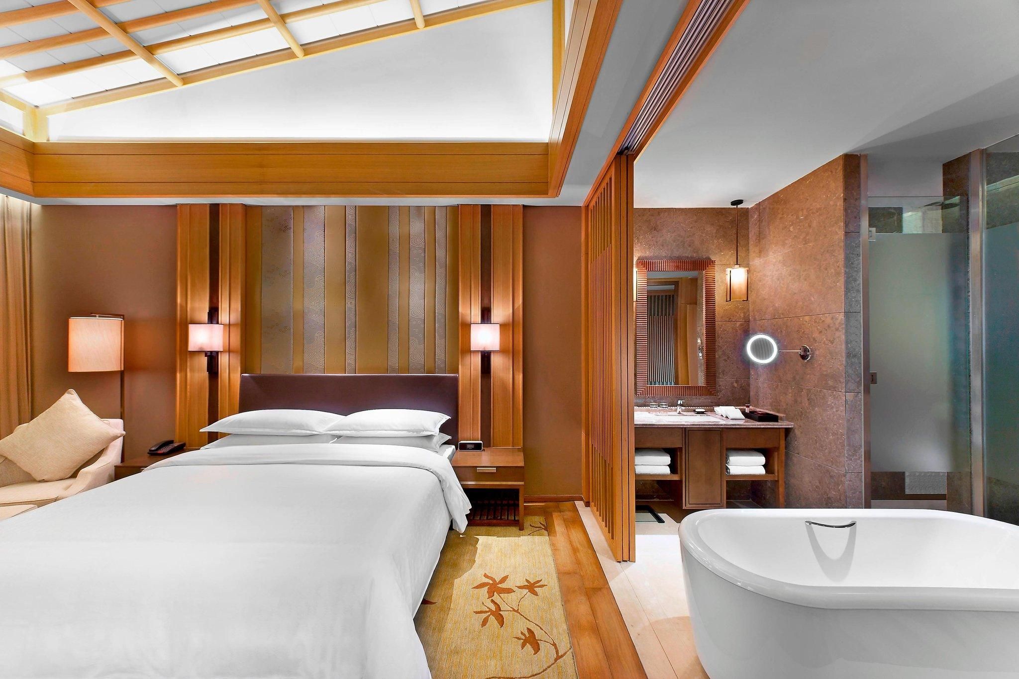 Club King Room, Club lounge access, Club Guest room, 1 King, Balcony
