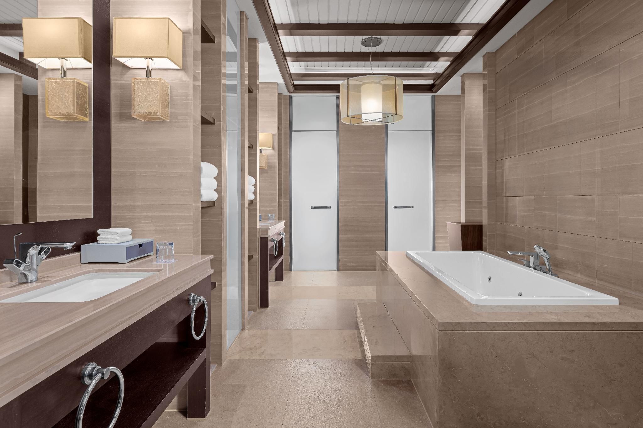 presidential suite, club lounge access, presidential suite, 1 king, garden view, balcony