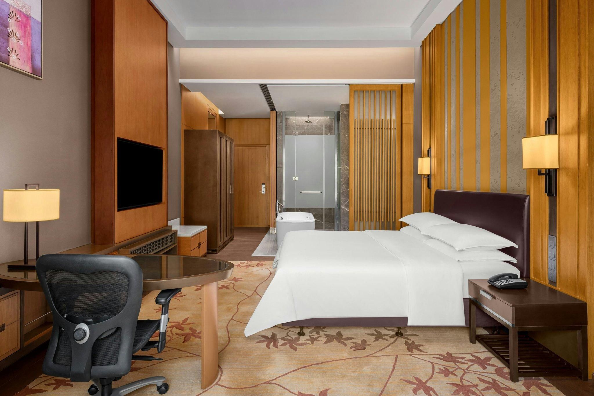 Deluxe Guest room, 1 King, Garden view, Balcony