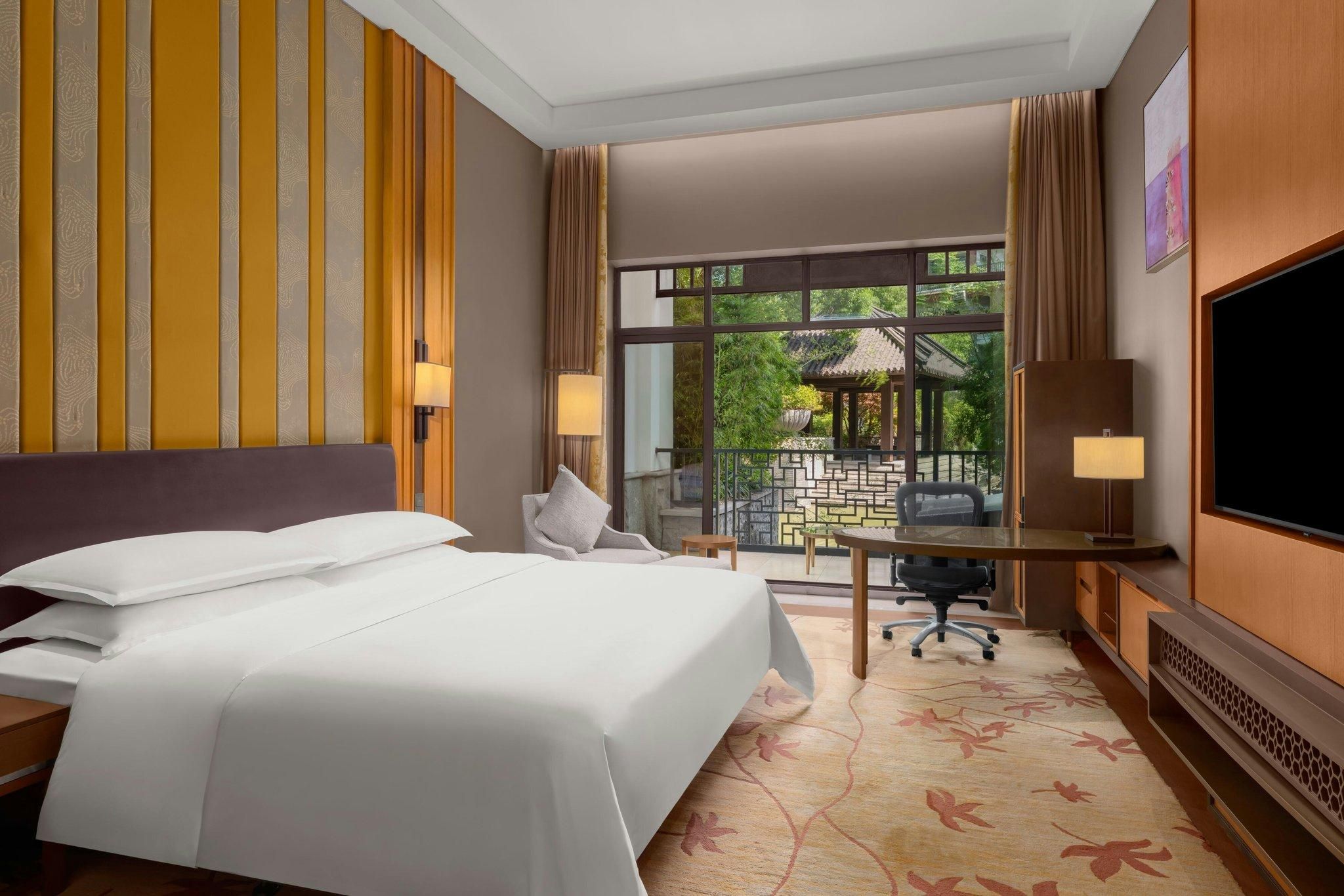Deluxe Guest room, 1 King, Garden view, Balcony