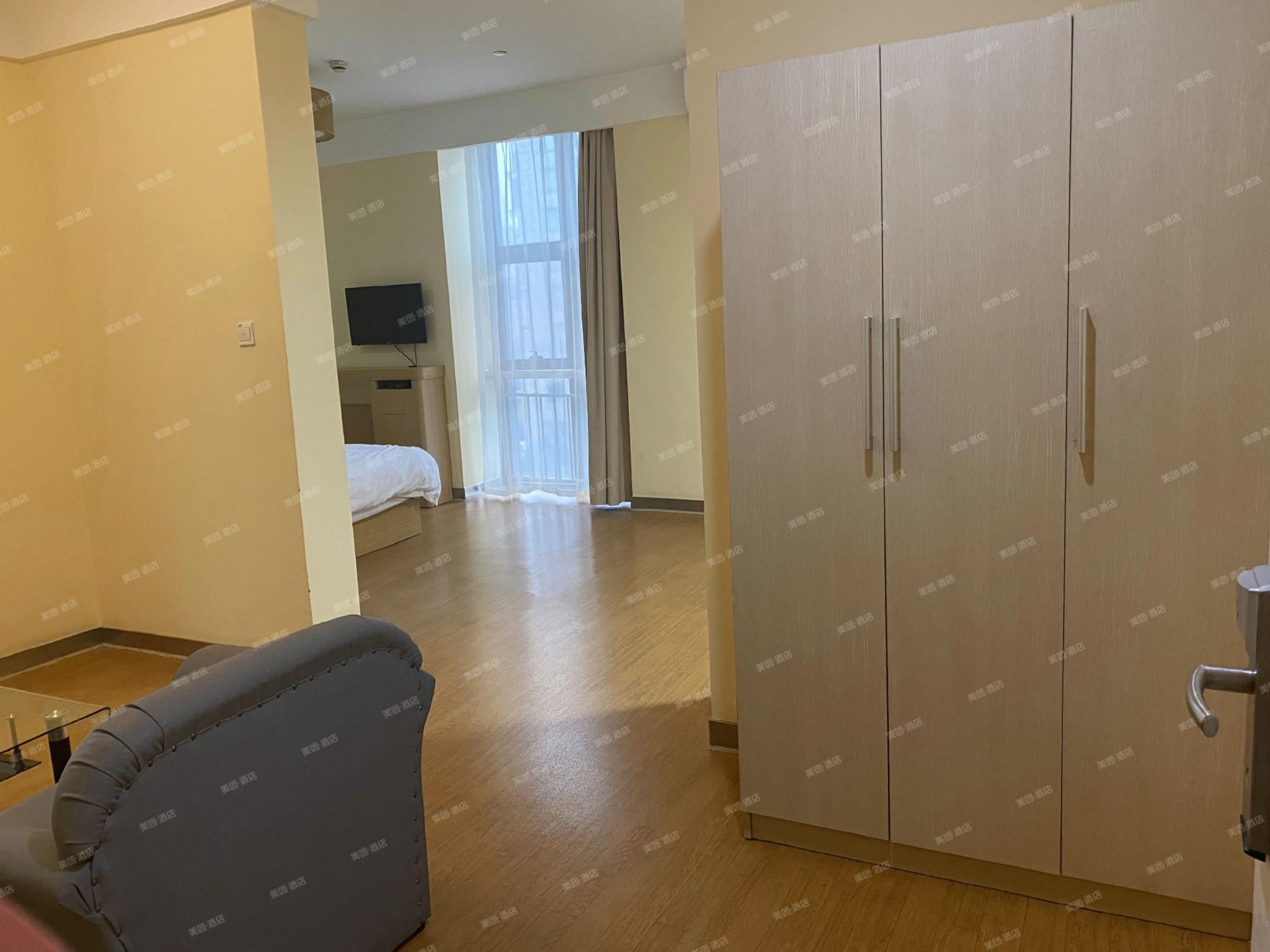 Business Queen Bed Room
