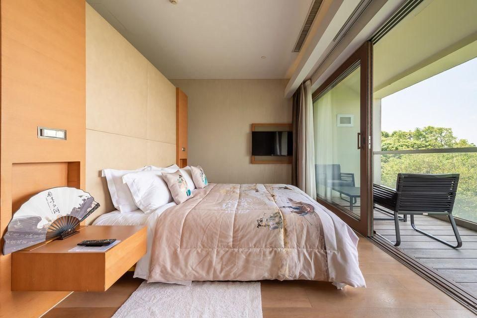 Rezen - Monkey Theme Room