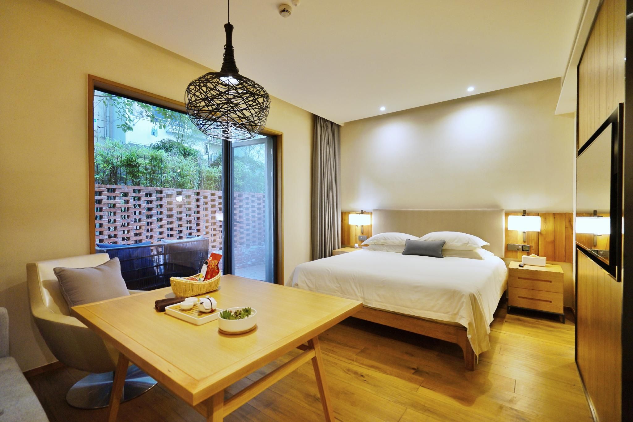 Courtyard Queen Room