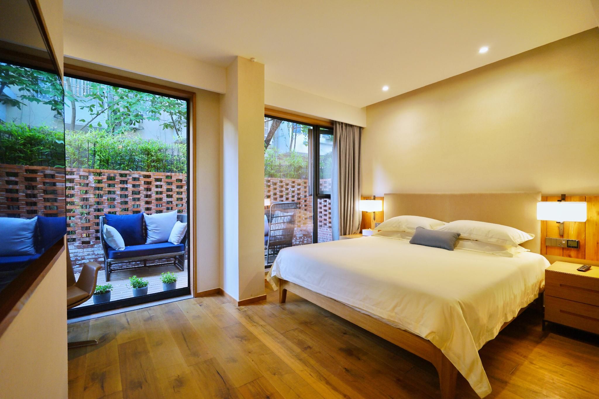 Courtyard Queen Room