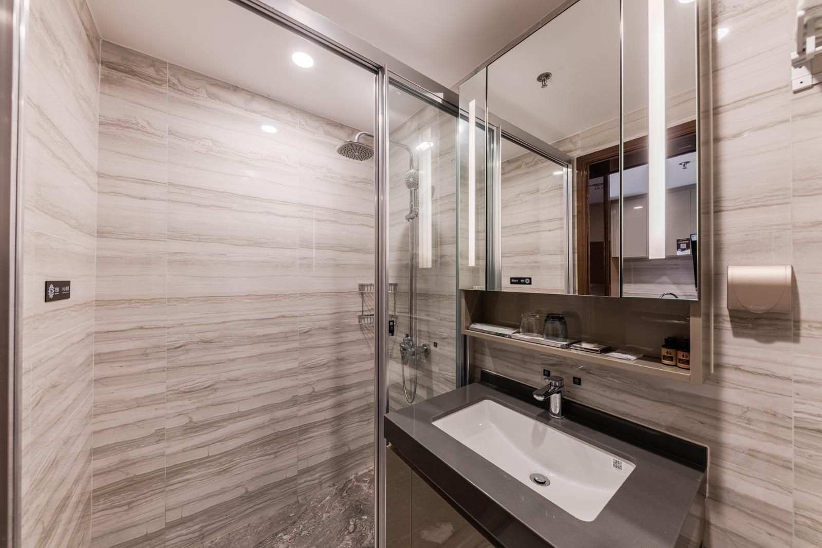 Floral Hotel Shantou Haiqin Bay Homestay Hotel Movie Room - Queen 3