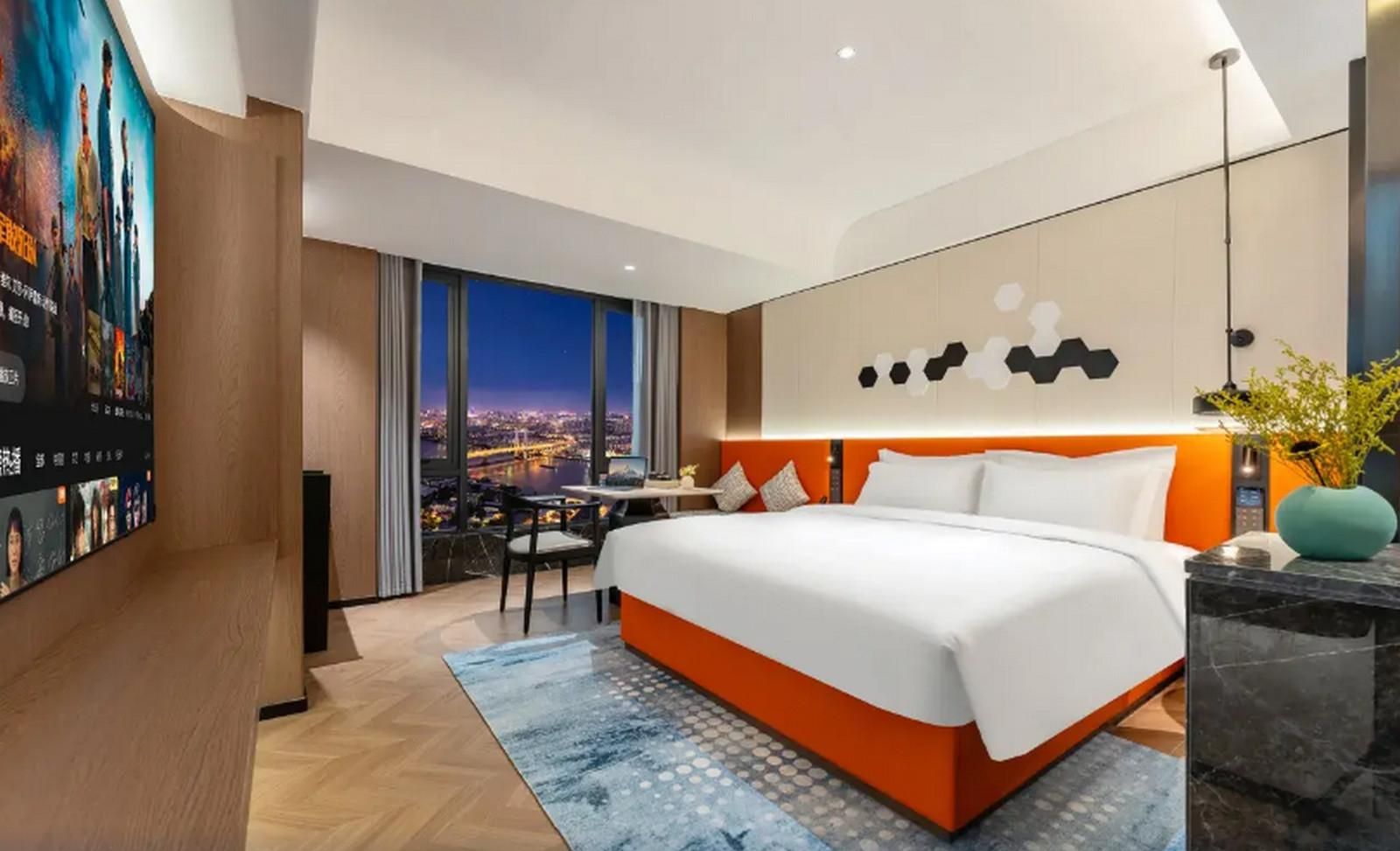 Smart Queen Room