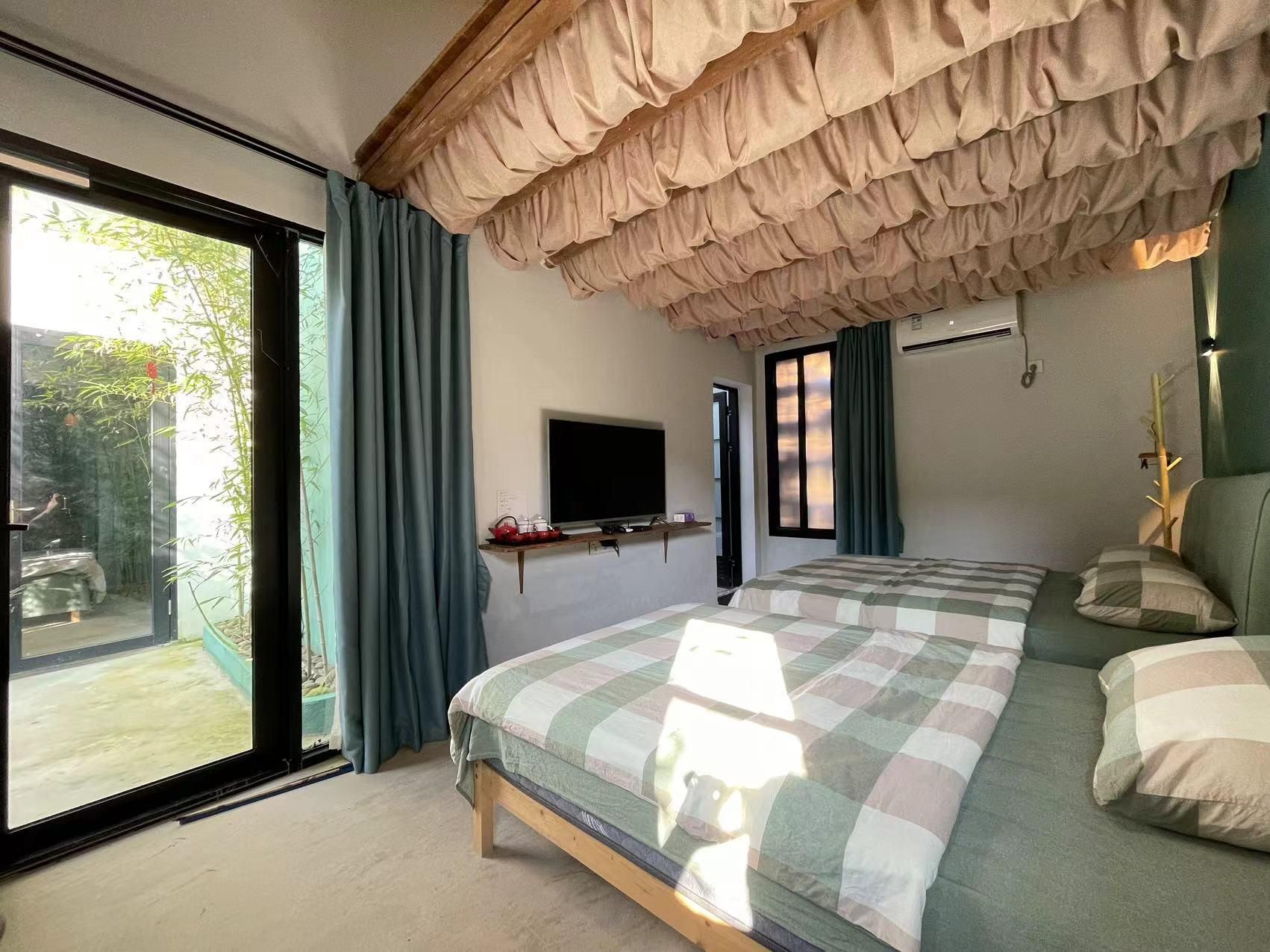 Courtyard View Room