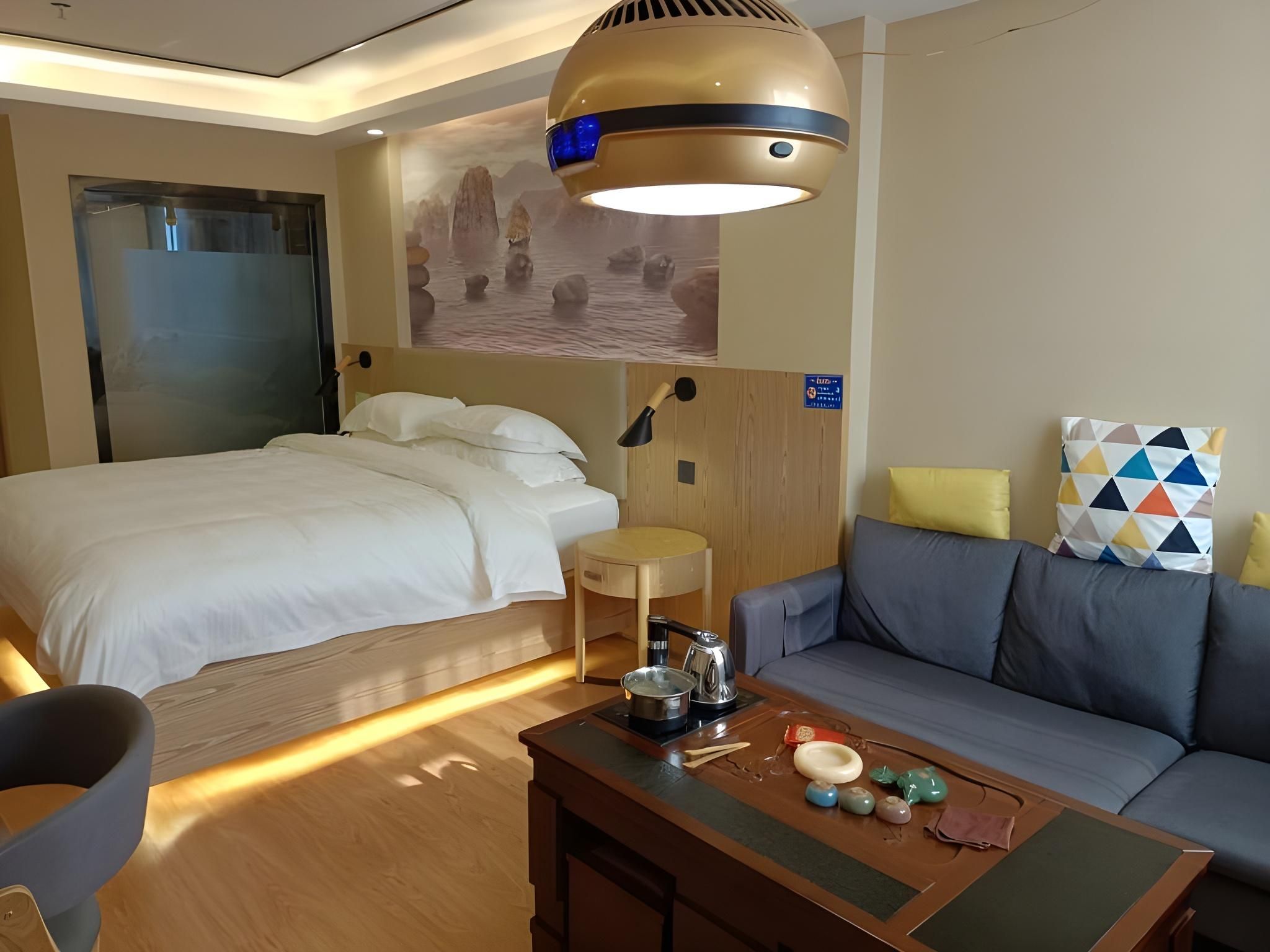 Feature Queen Room