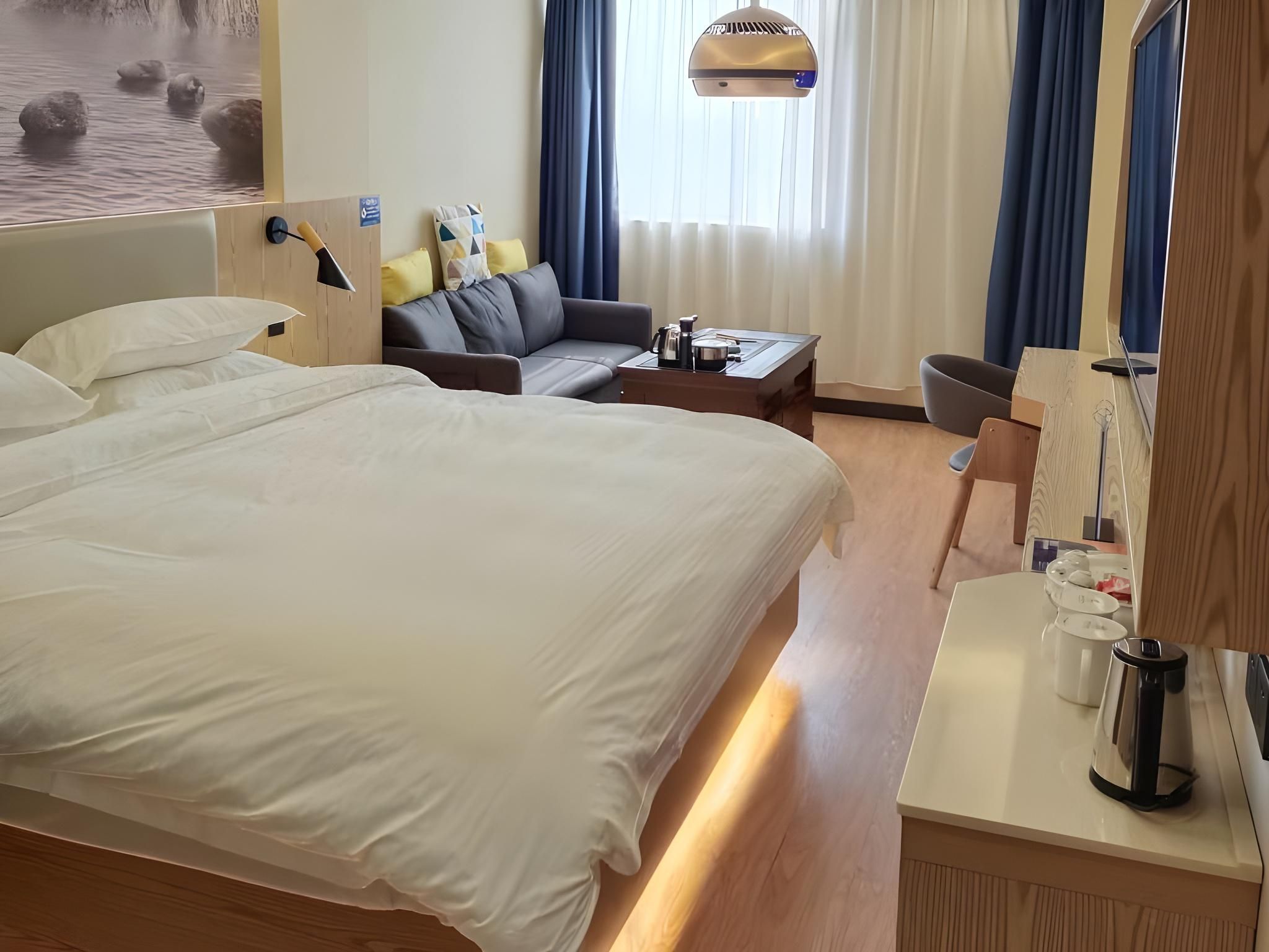 Feature Queen Room