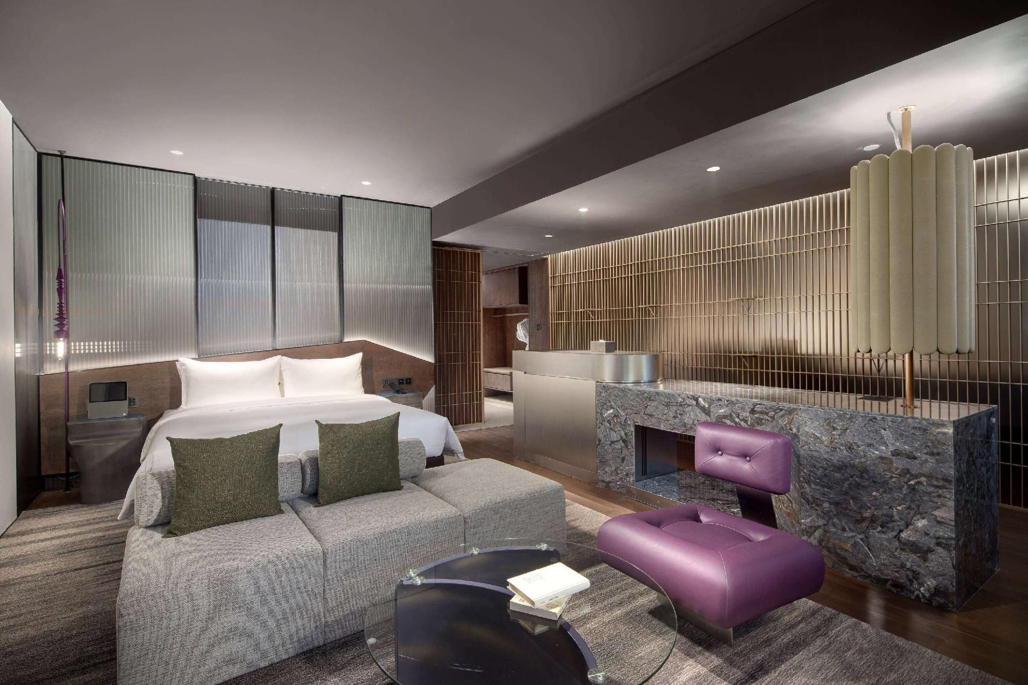 1 King Bed, Suite, Smoking