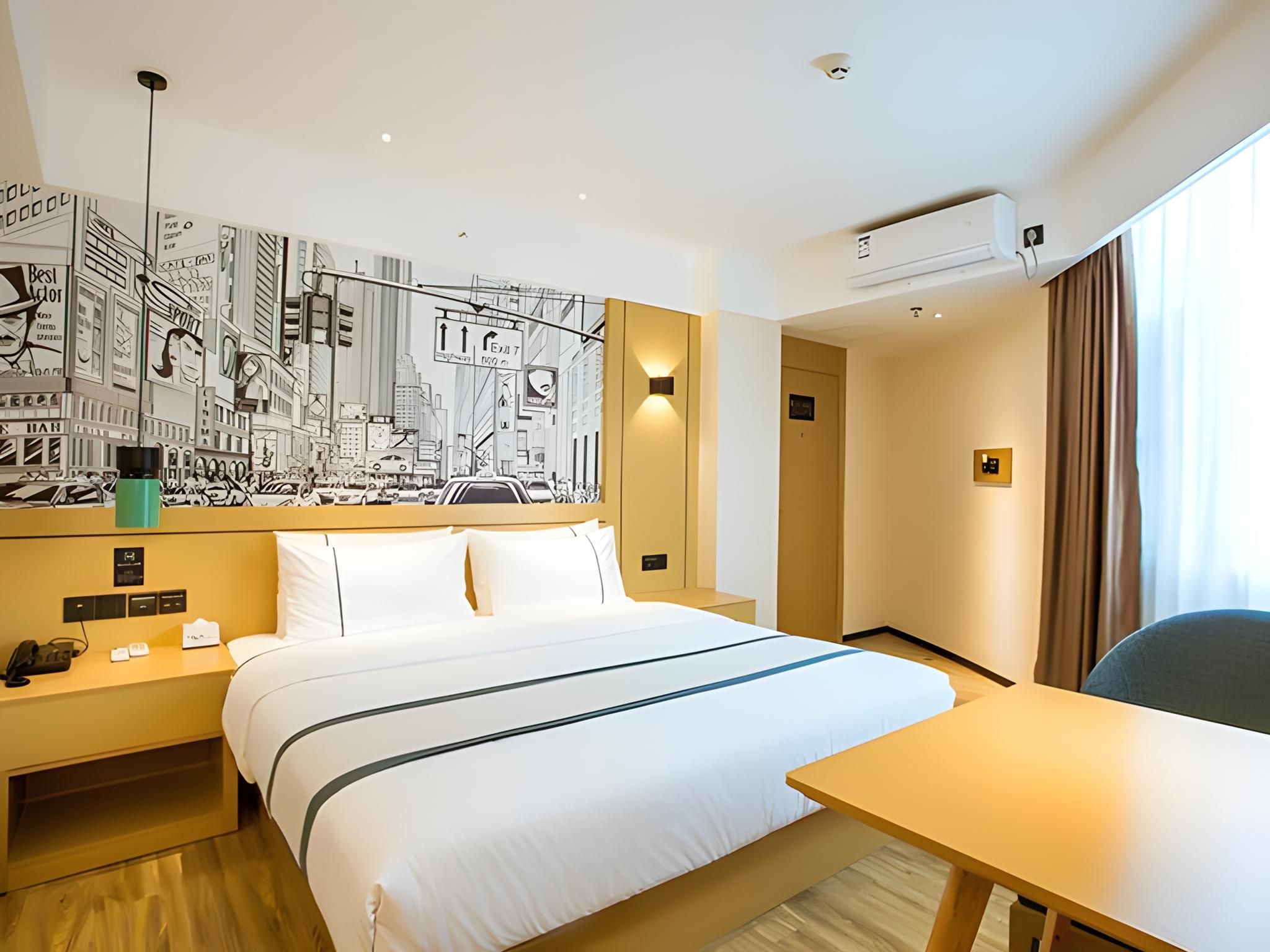 Stand Queen Room