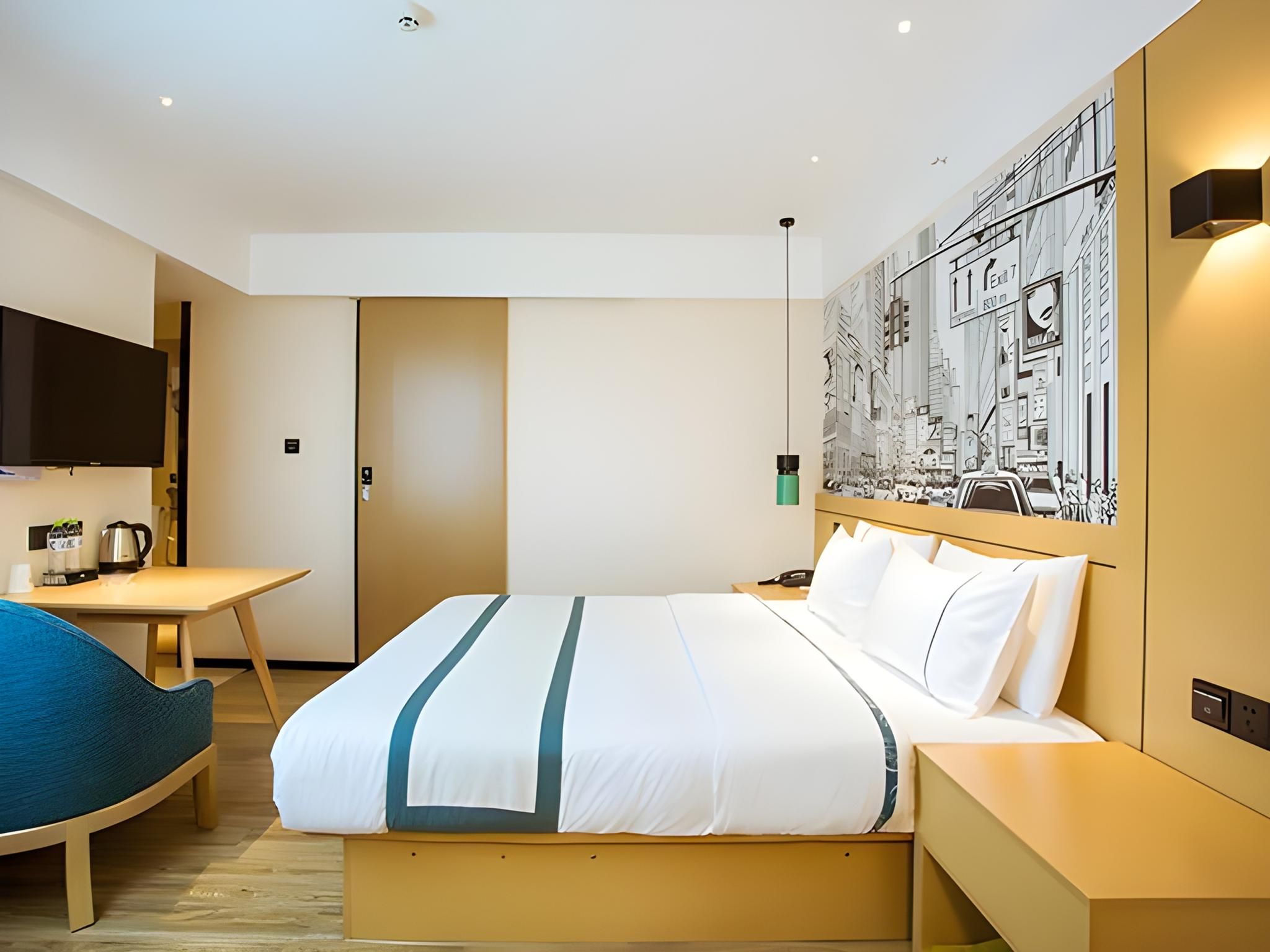 Stand Queen Room