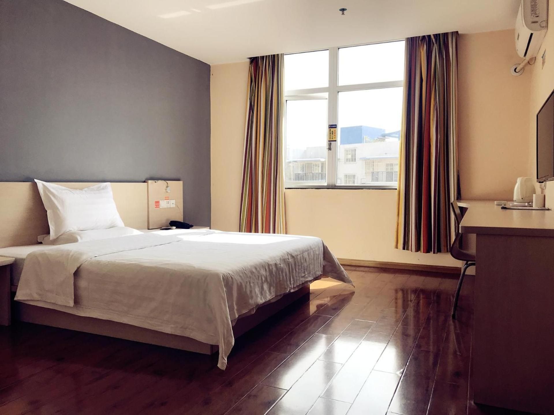 Comfortable Queen Room