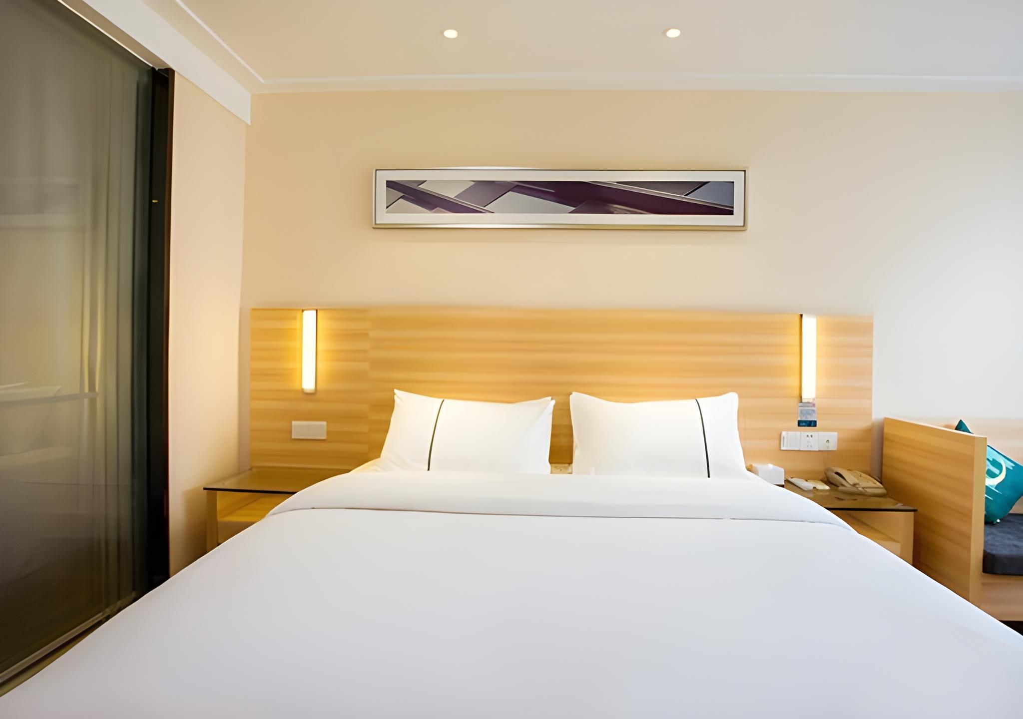 Stand Queen Room