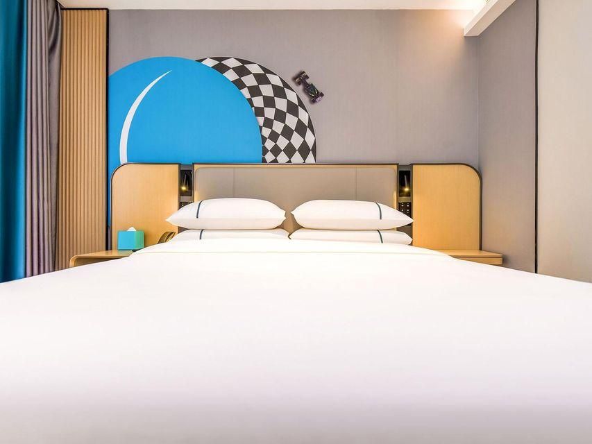 Stand Queen Room