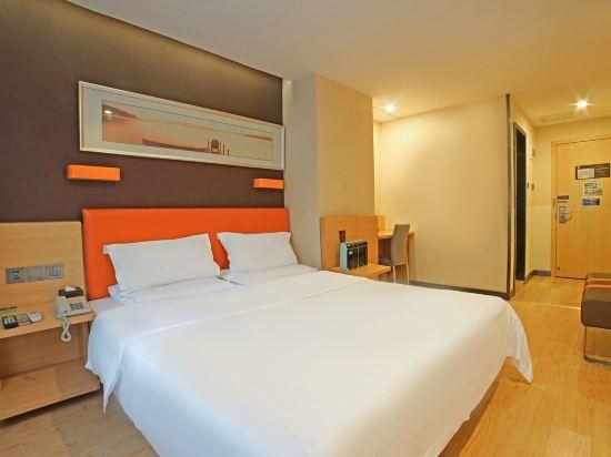 Feature Queen Room