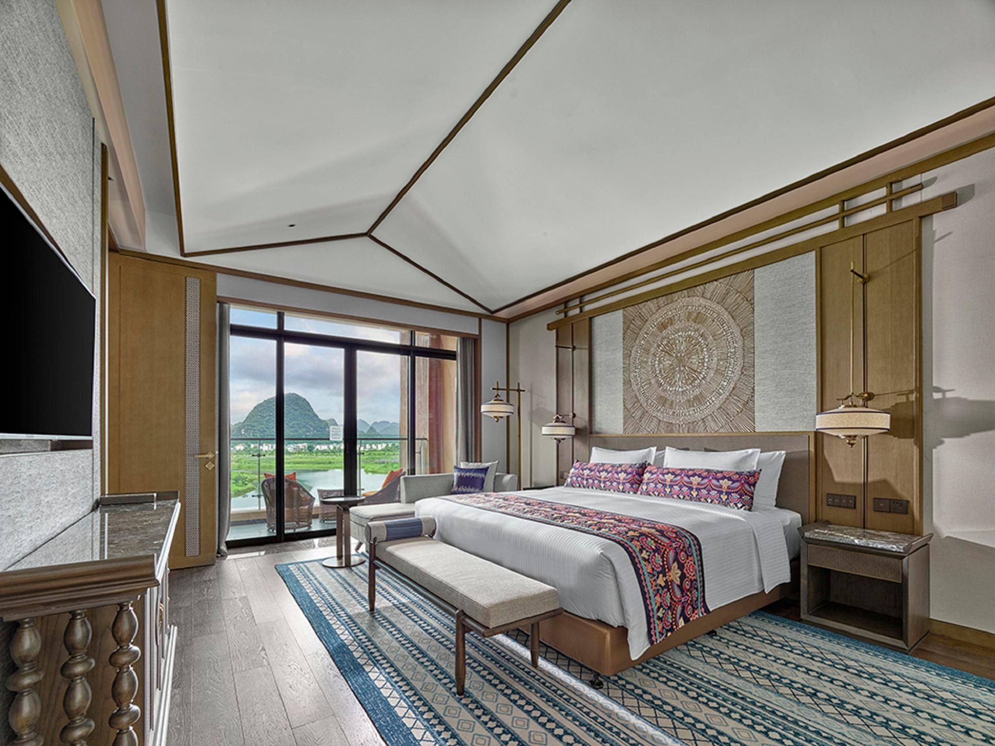 Extra-large Scenic Suite with Lakeview and Balcony